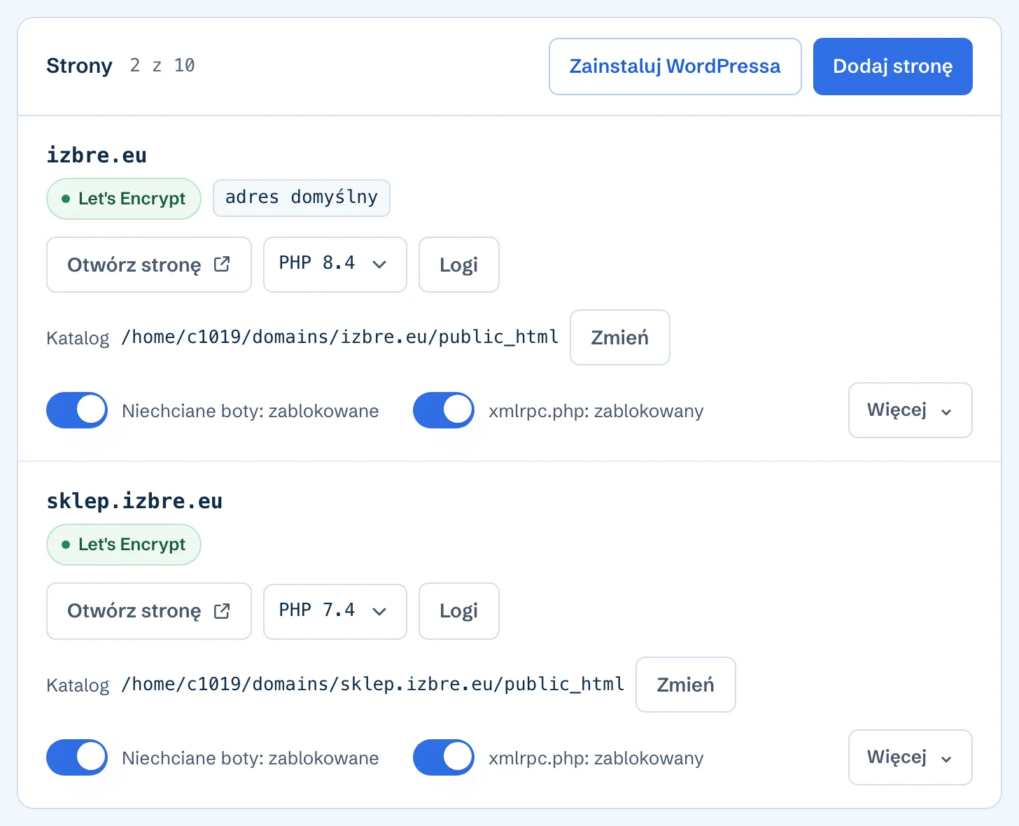 Ekran Strony w panelu Isbre z dwiema stronami w jednej usłudze: izbre.eu z listą wersji ustawioną na PHP 8.4 i sklep.izbre.eu z listą ustawioną na PHP 7.4.